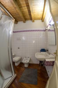 a bathroom with two toilets and a sink at Blue Lodge in Brescia