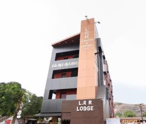 丁迪古尔LRR TOWERS(LODGE)的侧面有标志的建筑物