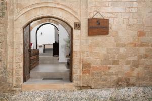 uma entrada para um edifício com uma arcada em Ancient Knights Luxury Suites in Ilha de Rhodes