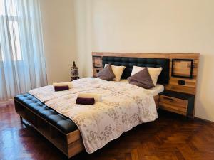 sypialnia z dużym łóżkiem z czarnym skórzanym fotelem w obiekcie Apartment for special getaway Rose w Puli