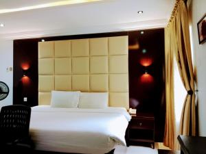 Un pat sau paturi într-o cameră la Brickland Residence