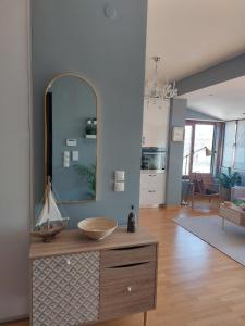 um espelho em cima de uma cómoda numa sala de estar em 365 Urban Suite em Heraclião