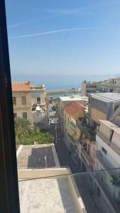 una vista da una finestra di una città con edifici di 365 Urban Suite a Heraklion