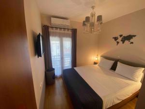 een slaapkamer met een bed en een raam bij 365 Urban Suite in Heraklion