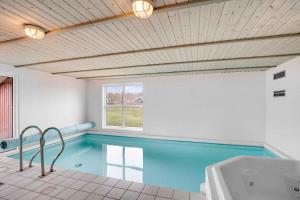 una piscina en una habitación con ventana en Vandstedet 14, 6430 Nordborg en Nordborg