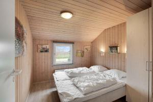 1 dormitorio con 1 cama en una habitación de madera en Vandstedet 14, 6430 Nordborg en Nordborg