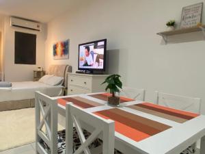 TV a/nebo společenská místnost v ubytování Homestay Bangi