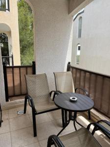 patio con mesa y sillas en el balcón en Theodoros Apt.79 en Paralimni