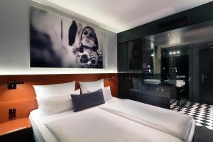 เตียงในห้องที่ Hotel MANI by AMANO