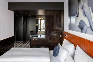 เตียงในห้องที่ Hotel MANI by AMANO