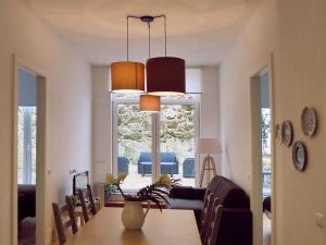 - un salon avec une table et une salle à manger dans l'établissement Citybreak-apartments Bolhao, à Porto