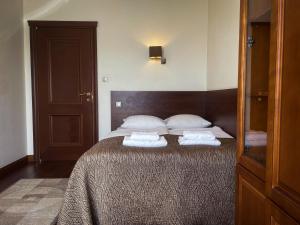 1 dormitorio con 1 cama con 2 almohadas en Akme APARTMENTS&ROOMS, en Gdansk