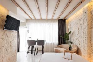 uma sala de estar com um sofá e uma mesa em Stunning room-CityCenter-Getaway em Tessalônica