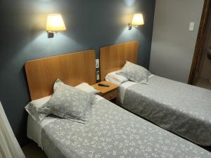 Posteľ alebo postele v izbe v ubytovaní Hostal Can Jaume + 27 fotografií