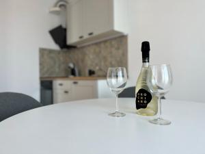 una bottiglia di vino e due bicchieri di vino su un tavolo di Skyline apartment a Sinemorets