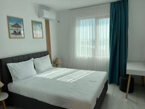Un pat sau paturi într-o cameră la Skyline apartment