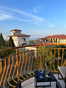 - un balcon avec une table et des verres à vin dans l'établissement Skyline apartment, à Sinemorets