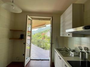 una cucina con una porta che conduce a un patio di Casa CAPONETTI a Costa Volpino Altre 17 foto