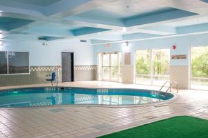 una grande piscina con soffitti blu e pavimento piastrellato di BlissPoint Inn & Suites Marion a Marion