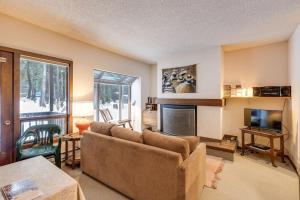 ein Wohnzimmer mit einem Sofa und einem TV in der Unterkunft 33SW - WiFi - Fireplace - Amenities - Sleeps 4 home in Glacier