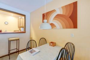 ein Esszimmer mit Tisch und Stühlen in der Unterkunft 33SW - WiFi - Fireplace - Amenities - Sleeps 4 home in Glacier