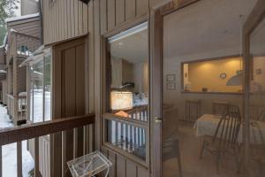 Zimmer mit einer Tür und einem Esszimmer mit einem Tisch in der Unterkunft 33SW - WiFi - Fireplace - Amenities - Sleeps 4 home in Glacier + 21 Fotos