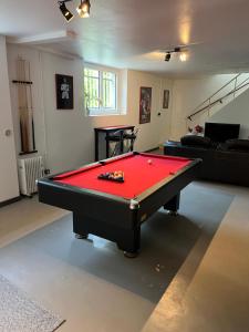 a living room with a red pool table in it at Suite à la Villa Cattus in Bram