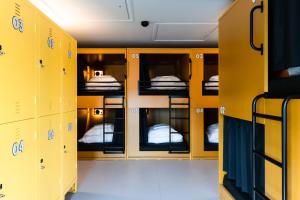 une rangée de casiers jaunes avec lits dans l'établissement Pilo Lyon, à Lyon
