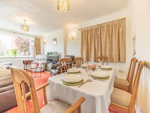 - une salle à manger avec une table et des chaises dans l'établissement Cyrabel, à Boultham