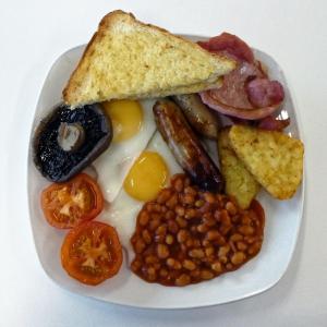 um prato de pequeno-almoço com ovos e torradas em Brickland Residence em Abuja