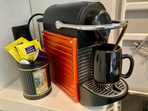 uma máquina de café sentada em cima de um balcão em Studio Le Flore - Petit déjeuner inclus 1ère nuit - AUX 4 LOGIS em Foix