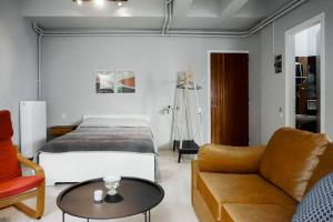 um quarto com uma cama, um sofá e uma mesa em Studio 70 em Árgos