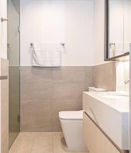 uma casa de banho com um WC, um lavatório e um chuveiro em Stylish Urban Oasis em Melbourne