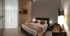 ein Schlafzimmer mit einem großen Bett und einem Fenster in der Unterkunft Astrea in Neapel