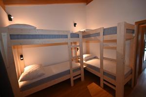 Ein Etagenbett oder Etagenbetten in einem Zimmer der Unterkunft Apartment KatrinB15- by Four Seasons Apartment