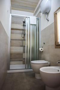 A bathroom at FicOlivo
