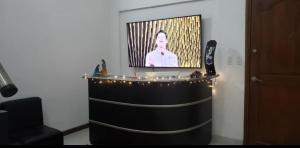 telewizor na ścianie z oświetleniem w pokoju w obiekcie Hotel Nueva Tequendama w mieście Cali