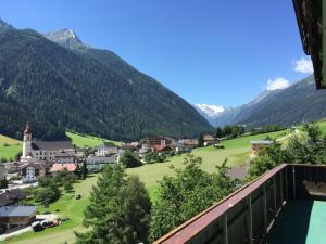 vistas a una pequeña ciudad en las montañas en Pension Terra, en Neustift im Stubaital