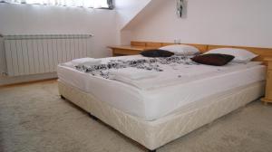 Postel nebo postele na pokoji v ubytování Guest House Garbevi