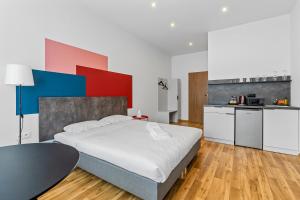sypialnia z dużym łóżkiem i kuchnią w obiekcie Apartamenty Centrum Dworzec PKP self check-in 24h w mieście Katowice