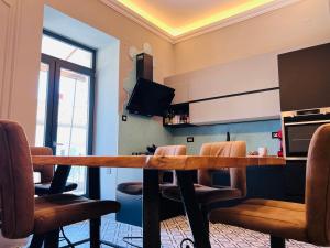 salon z drewnianym stołem i krzesłami w obiekcie Apartment for special getaway Rose w Puli