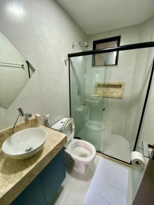 een badkamer met een toilet en een glazen douche bij Casasparaisomorro - 1 min da 1ra praia - Terraço com hidromassagem in Morro de São Paulo