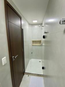 een douche met een glazen deur in de badkamer bij Casasparaisomorro - 1 min da 1ra praia - Terraço com hidromassagem in Morro de São Paulo