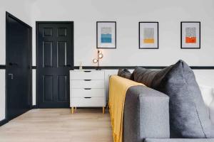 sala de estar con sofá gris y cómoda blanca en Orange Rentals- 3 bed Scouse House Sleeps up to 8 guests en Liverpool