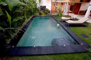 Der Swimmingpool an oder in der Nähe von Sandi Agung Villa