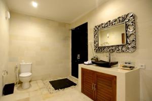 Ein Badezimmer in der Unterkunft Sandi Agung Villa
