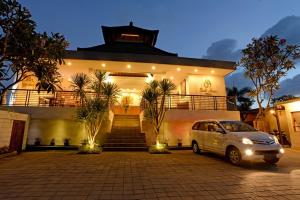 ein Auto, das vor einem Haus mit Lichtern parkt in der Unterkunft Sandi Agung Villa in Seminyak