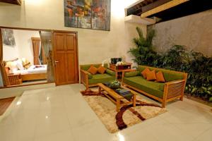 Ein Sitzbereich in der Unterkunft Sandi Agung Villa
