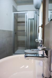 A bathroom at FicOlivo