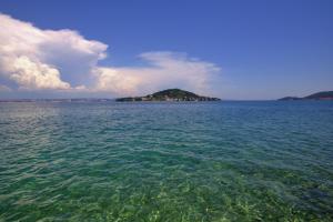 una isla en medio de un gran cuerpo de agua en Beachfront Summer Oasis Preko en Preko